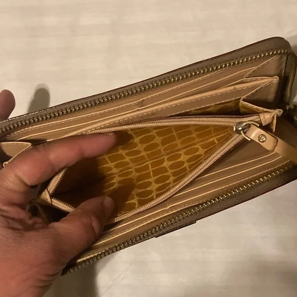 Kate Spade Embossed Wallet EUC - Picture 12 of 16